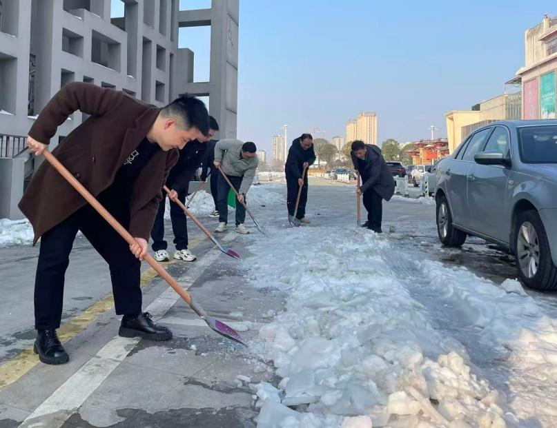 黨建引領 除雪護行 | 新能源公司開展除雪破冰活動